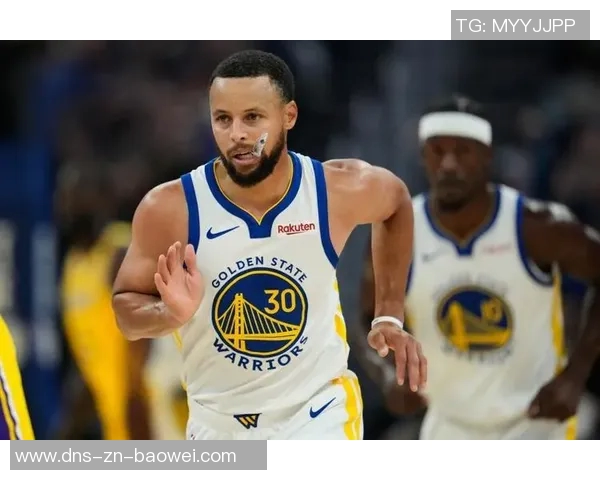 库里弧顶接球失去重心却依然精准命中布朗尼面前三分球 库里弧顶接球失去重心却依然精准命中布朗尼面前三分球