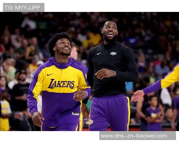 父子同台创历史詹姆斯与布朗尼在NBA赛场上携手共进 父子同台创历史詹姆斯与布朗尼在NBA赛场上携手共进