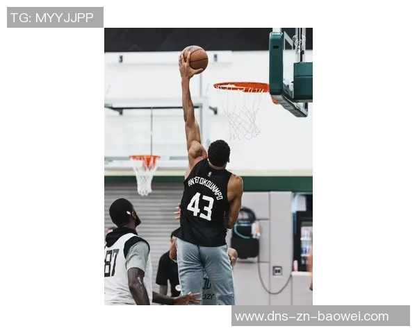 字母哥身穿43号球衣训练双臂肌肉线条惊艳全场引发热议 字母哥身穿43号球衣训练双臂肌肉线条惊艳全场引发热议