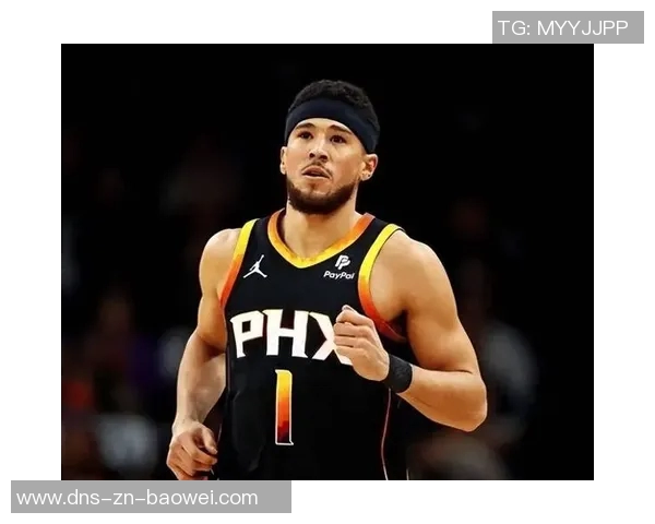 布克首节表现出色三分球未中依然轻松拿下12分2板2助 布克首节表现出色三分球未中依然轻松拿下12分2板2助