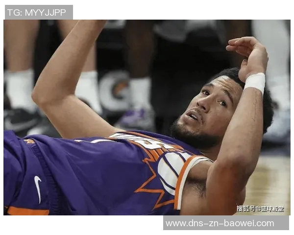 吉莱斯皮称赞布克决策果断自己专注于接球投篮半场贡献12分 吉莱斯皮称赞布克决策果断自己专注于接球投篮半场贡献12分